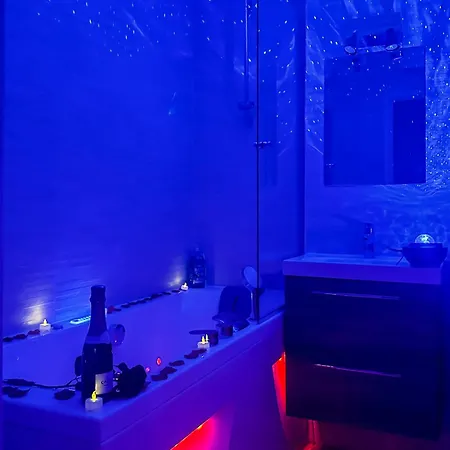 Апартаменты Loveroom Adults Only Jacuzzi Vieille